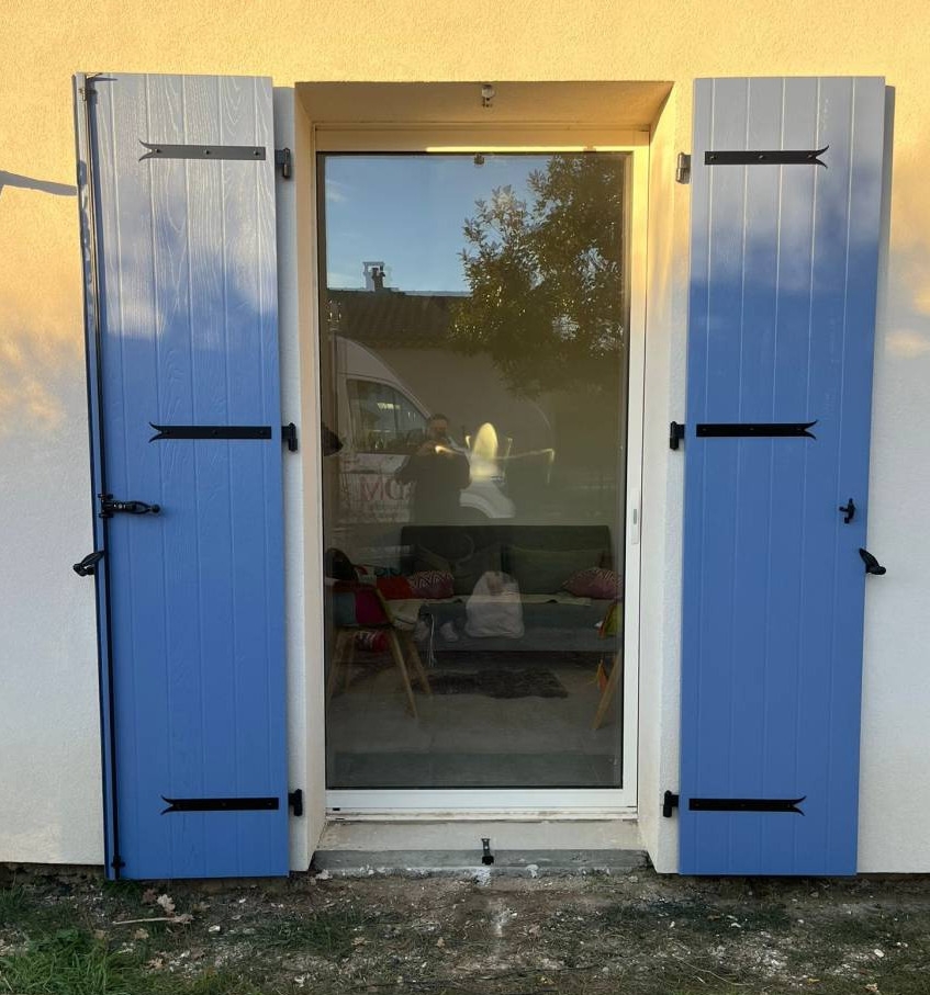 Installation de volets battants en composite sur mesure à Saint Laurent des Arbres avec aspect veinage bois et pentures/contre pentures