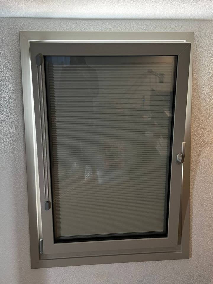 Installation de fenêtres en pvc 1 vantail sur Cabrières d’Avignon, avec store intégré plissé occultant et ouvrant caché