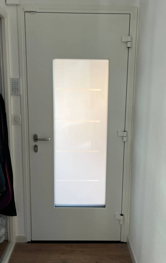 Pose d'une porte d'entrée vitrée en aluminium sur mesure dans le Vaucluse (Cabrières d'Avignon)