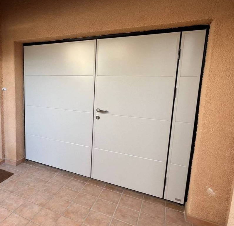 Remplacement de porte de garage basculante automatique sur Cabrières d’Avignon, avec portillon intégré moteur Moos marque française