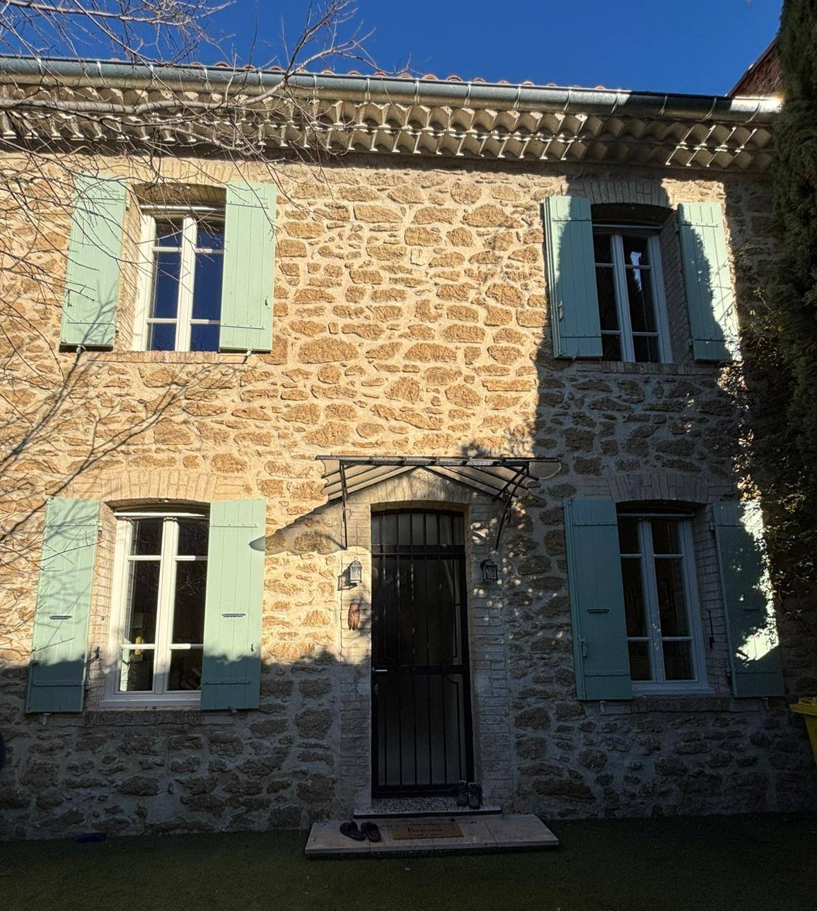 Pose de fenêtres en pvc cintrées performantes sur Entraigues sur la Sorgue avec petits bois collés et double vitrage