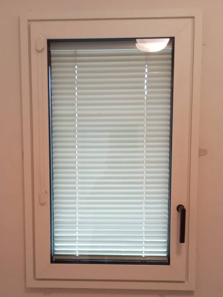 Installation de fenêtre 1 vantail en aluminium sur mesure à La Garde Adhémar avec store intégré et triple vitrage