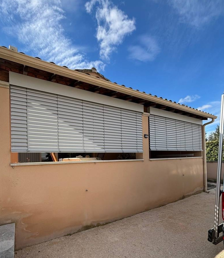 d’installation de brise soleil à lames orientables en aluminium motorisé sur mesure pour extérieur à Saint Saturnin les Avignon