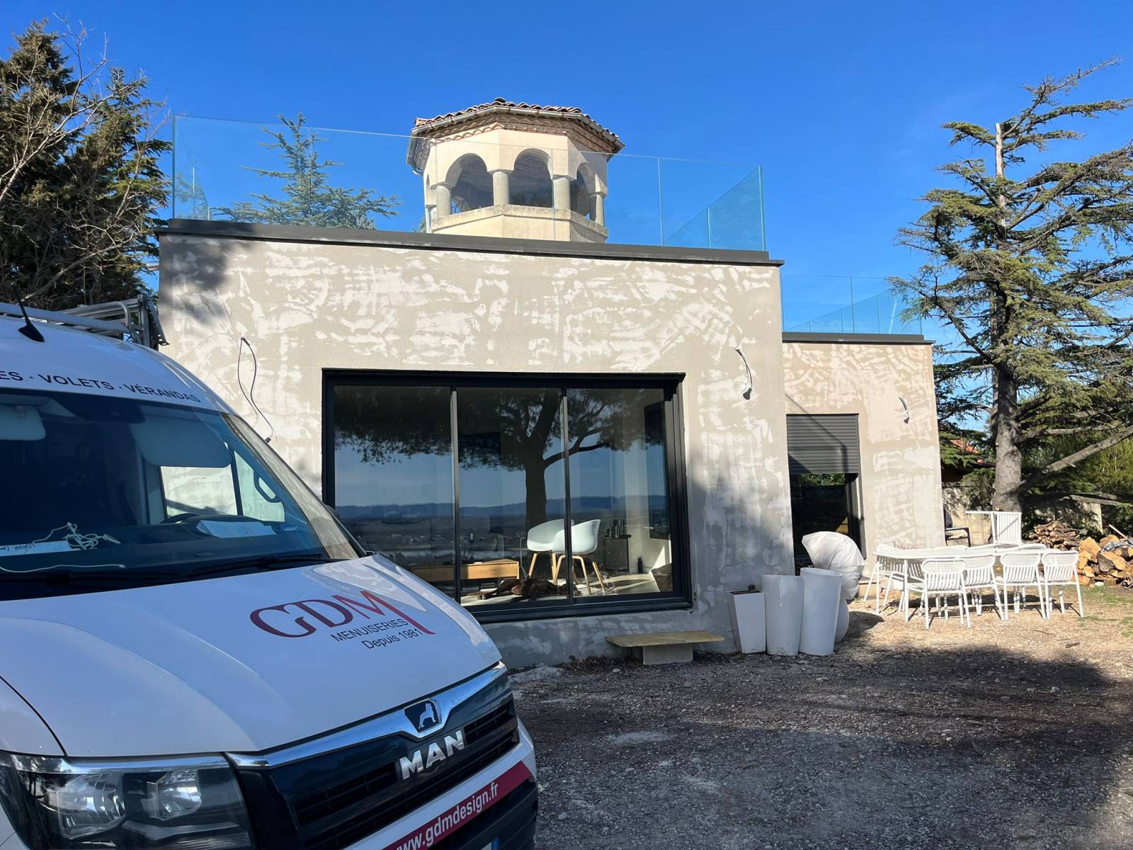 Installation d’un garde-corps en verre sur mesure pour usage extérieur sur les Angles  avec verre trempé feuilleté et pose en saillie