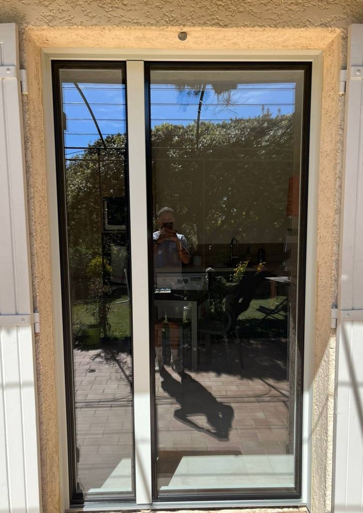 Installation d’une porte-fenêtre 2 vantaux tiercés en aluminium sur mesure à Villeneuve les Avignon avec double vitrage et oscillo battant