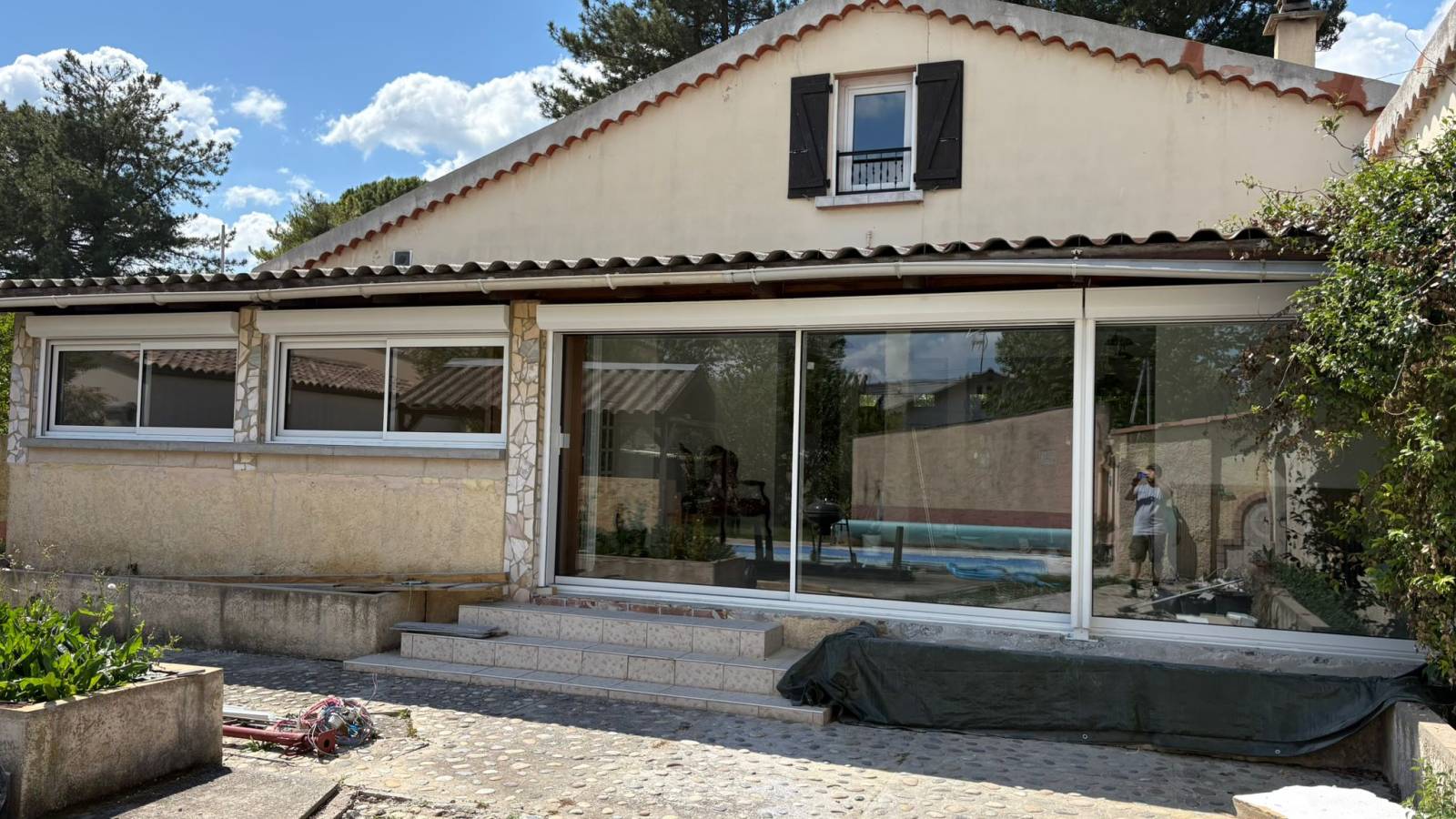 Pose d’une baie vitrée coulissante 3 vantaux 3 rails sur mesure en aluminium à Pierrelatte avec ouvrant caché et volet roulant