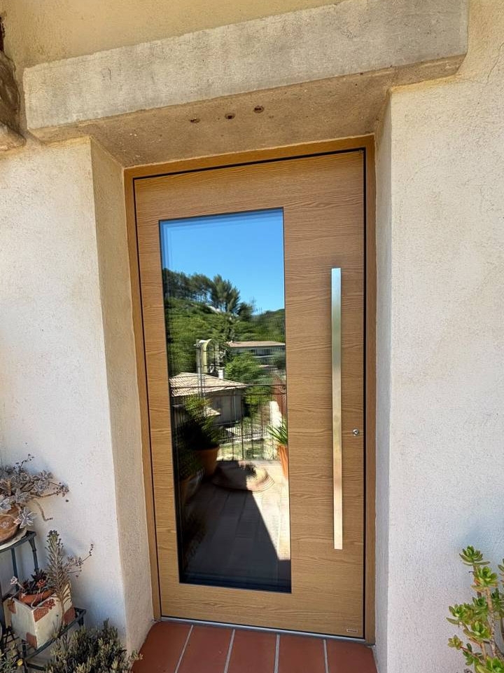 mise en place d’une porte d’entrée mixte bois/aluminium sur mesure à Roquevaire avec barre de tirage et triple vitrage de sécurité 