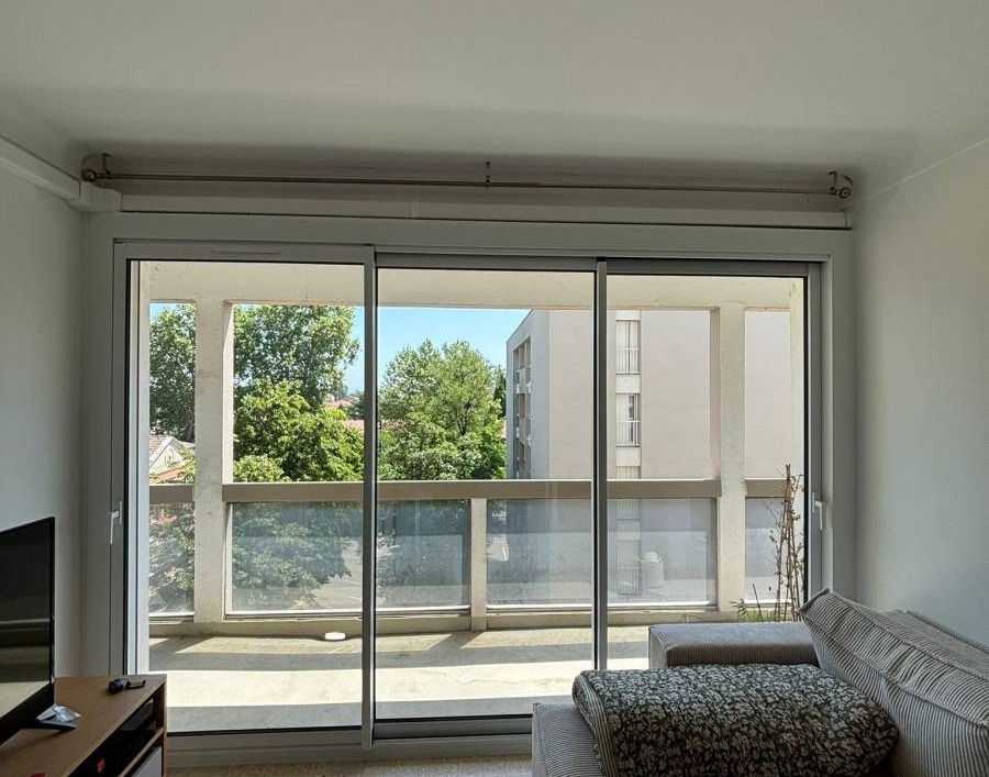 Pose d’une baie vitrée coulissante en aluminium sur mesure à Avignon avec volet roulant