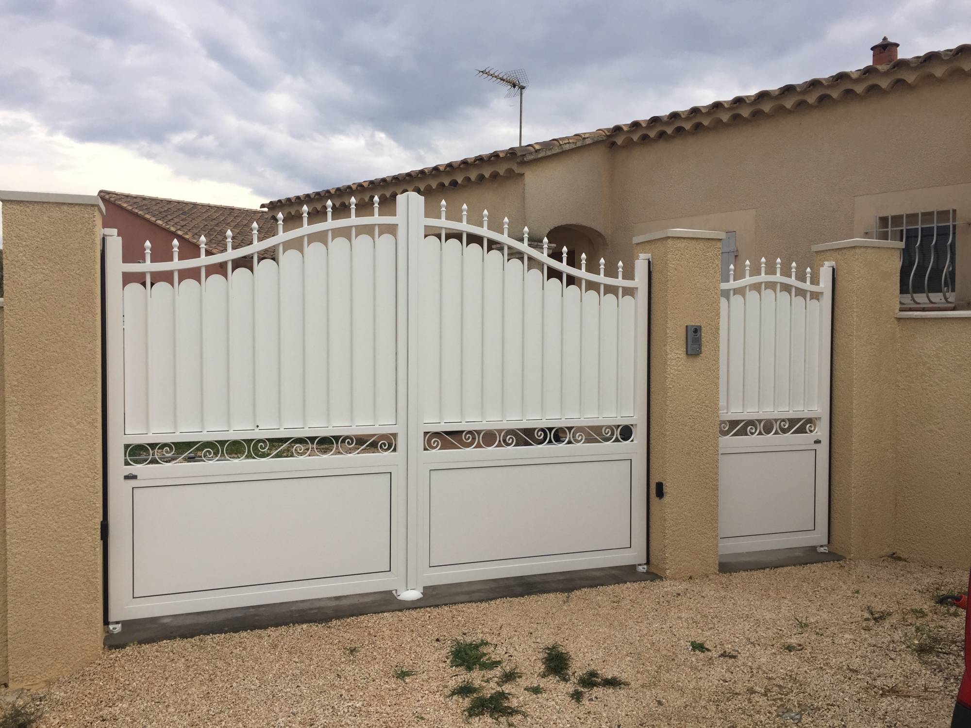 portail battant traditionnel en aluminium motorisé avec portillon à Vedène près d'Avignon dans le Vaucluse (84)