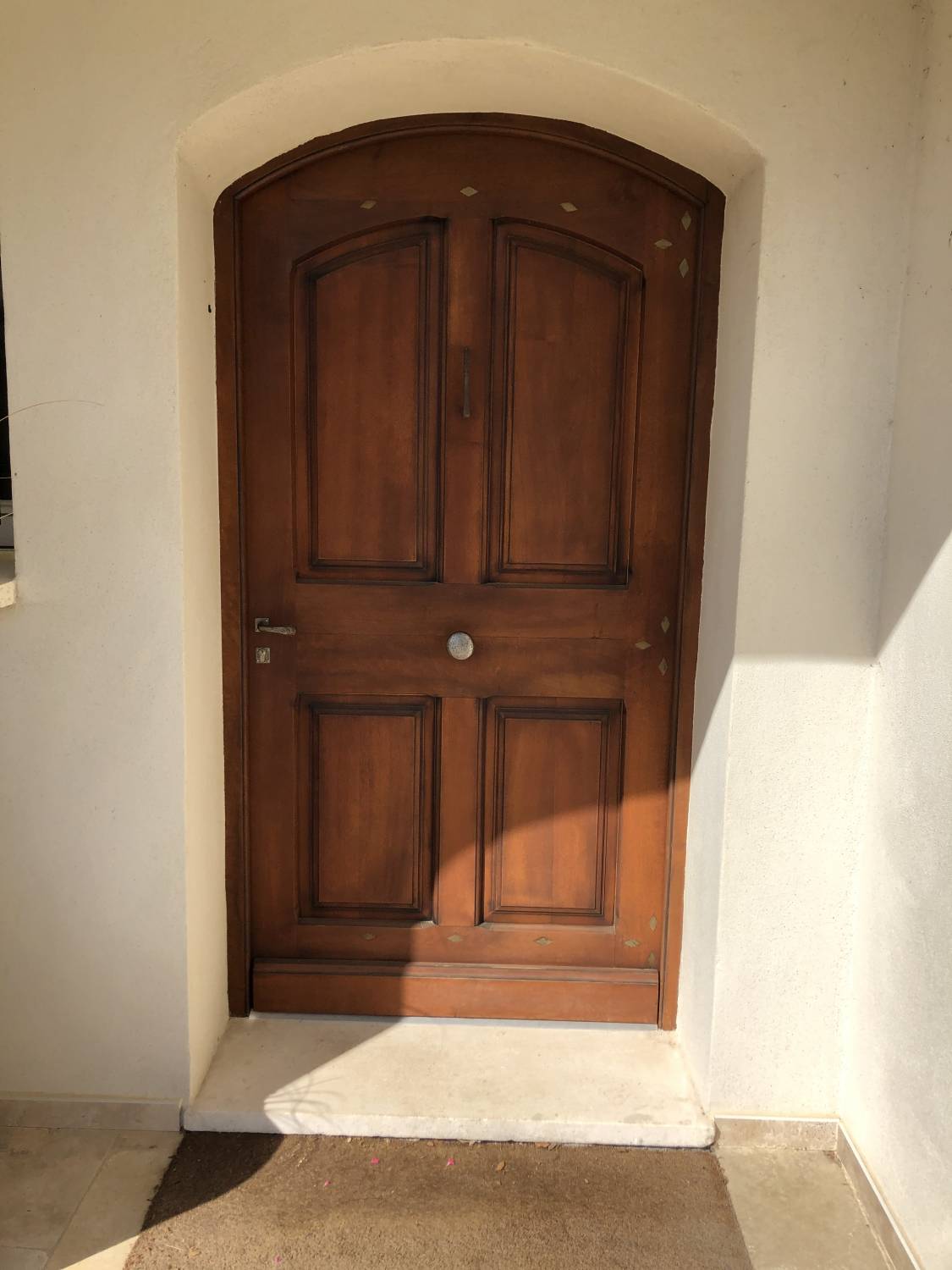 Remplacement d'une porte d'entrée cintrée en noyer massif à Cabrières d'Avignon près de Lagnes (84)