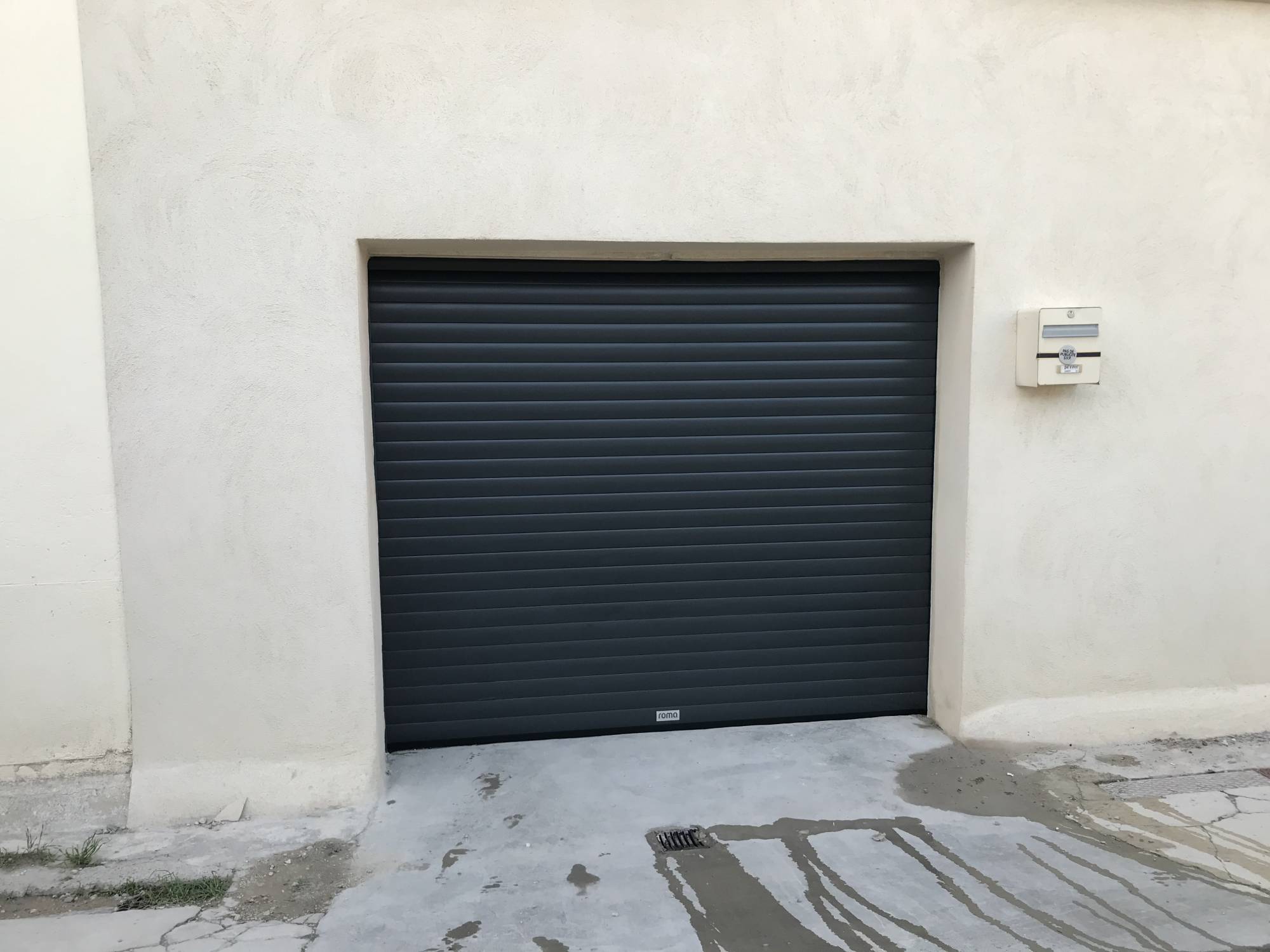 Installation d'une porte de garage en aluminium à refoulement sous plafond motorisée à Orange proche de Vaison la Romaine (84)