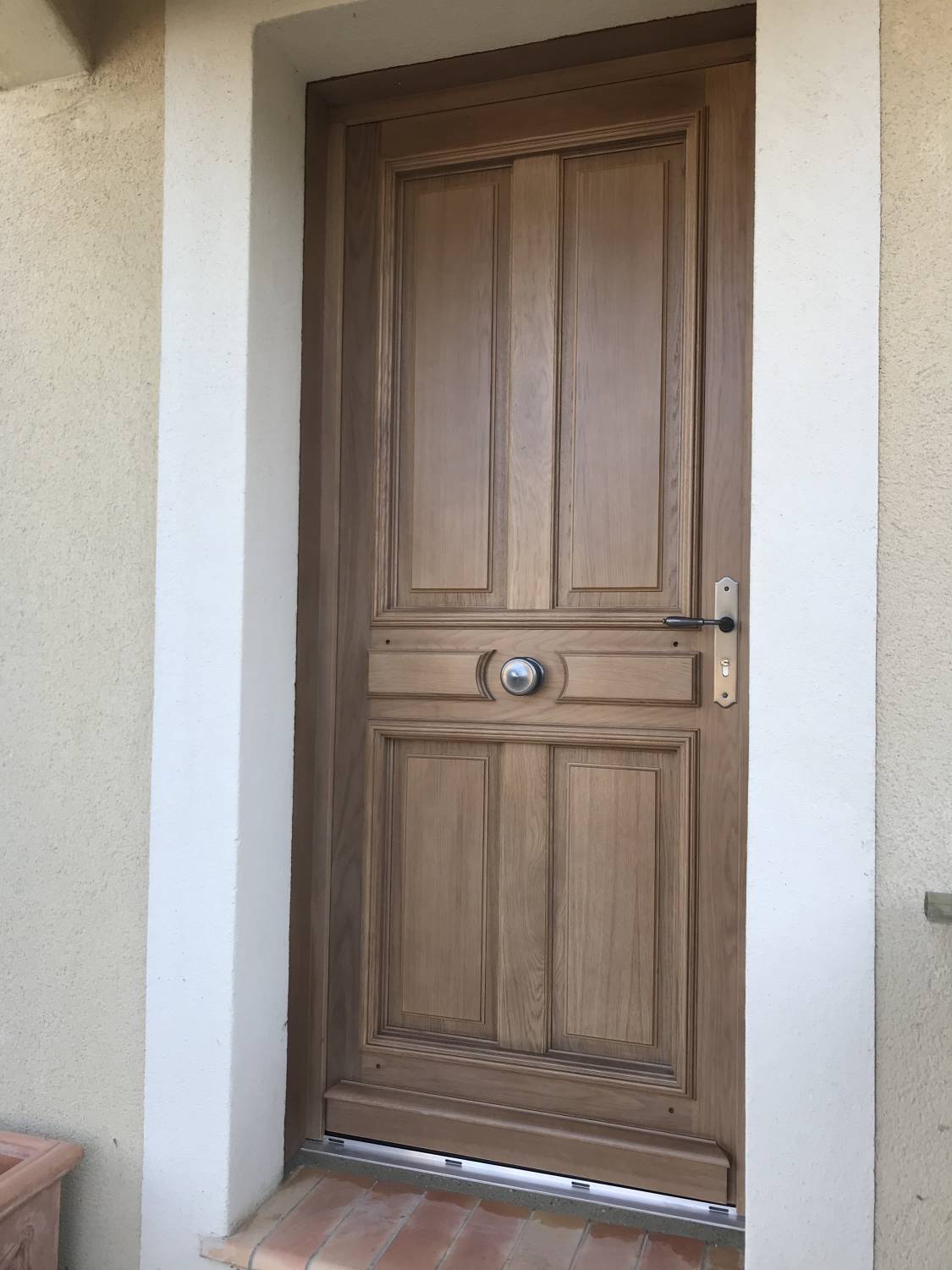 Pose d'une porte d'entrée chêne pleine en dépose totale haut de gamme près d'Entraigues à Vedène (84)