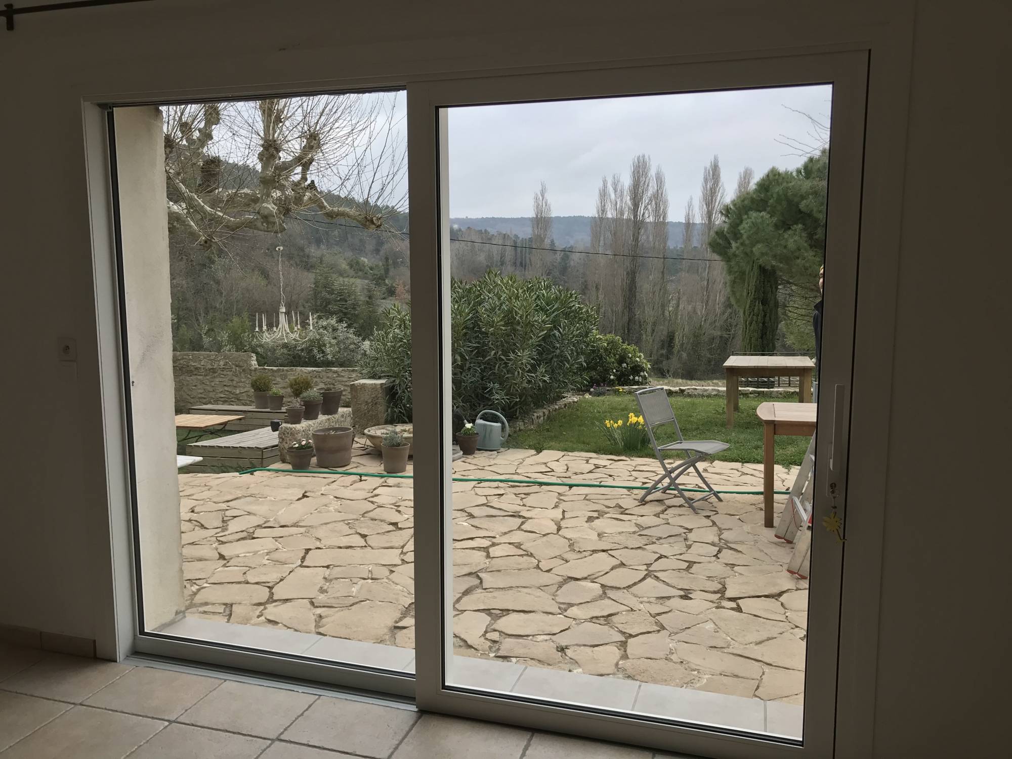 Installation en rénovation d'une porte levante coulissante en aluminium haut de gamme à Allan près de Montélimar (26)