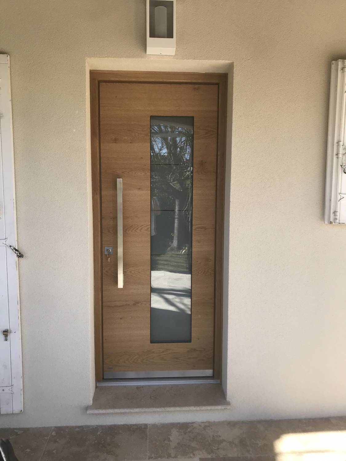 Remplacement d'une porte d'entrée contemporaine en bois vitrée de maison à Vedène près d'Avignon (84)
