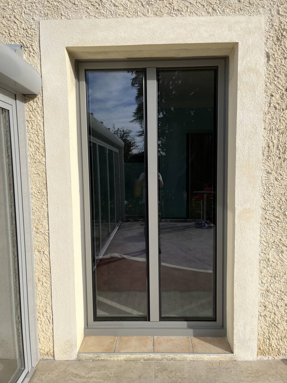 Installation de fenêtres et portes-fenêtres 2 vantaux en alu en rénovation aspect minimaliste à Morières les Avignon près de Vedène (84)