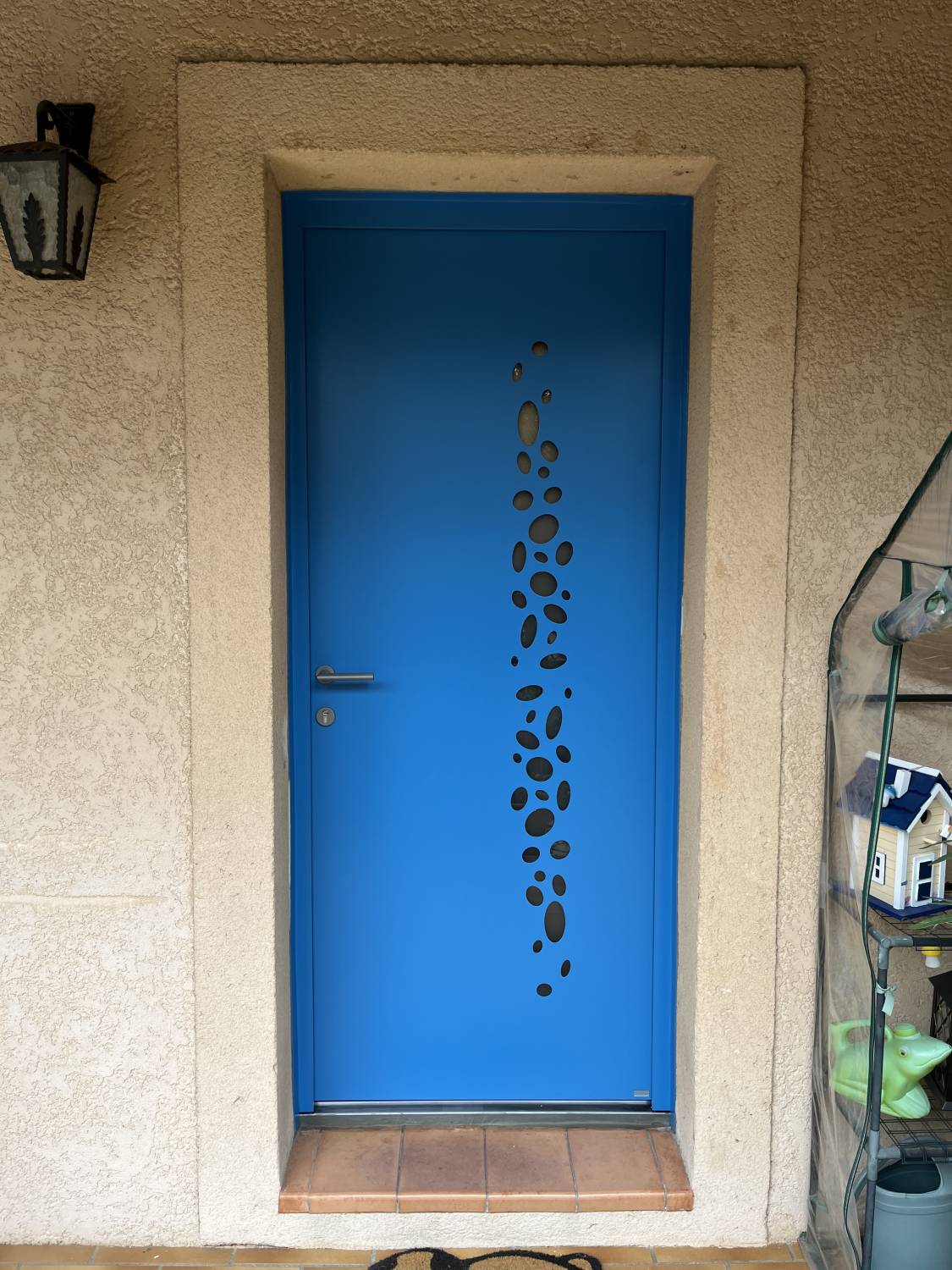 Installation d’une porte d’entrée en alu vitrée Bel’m sur mesure à Allauch proche d’Aubagne (13)