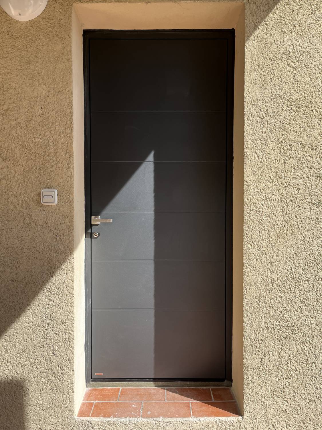 Installation d'une porte d'entrée de maison en haut haut de gamme non vitrée en dépose totale à Monteux près d'Althen des Paluds (84)