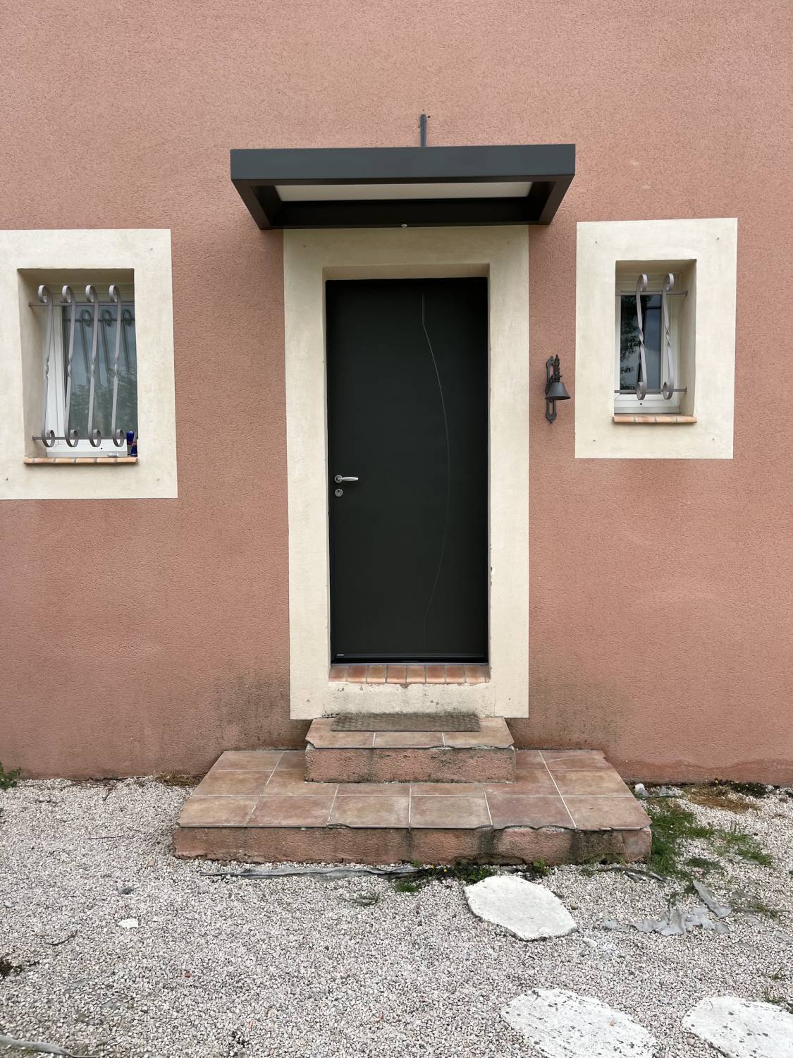 Remplacement d'une porte d'entrée par une porte en acier à Montfavet près de Vedène contemporaine