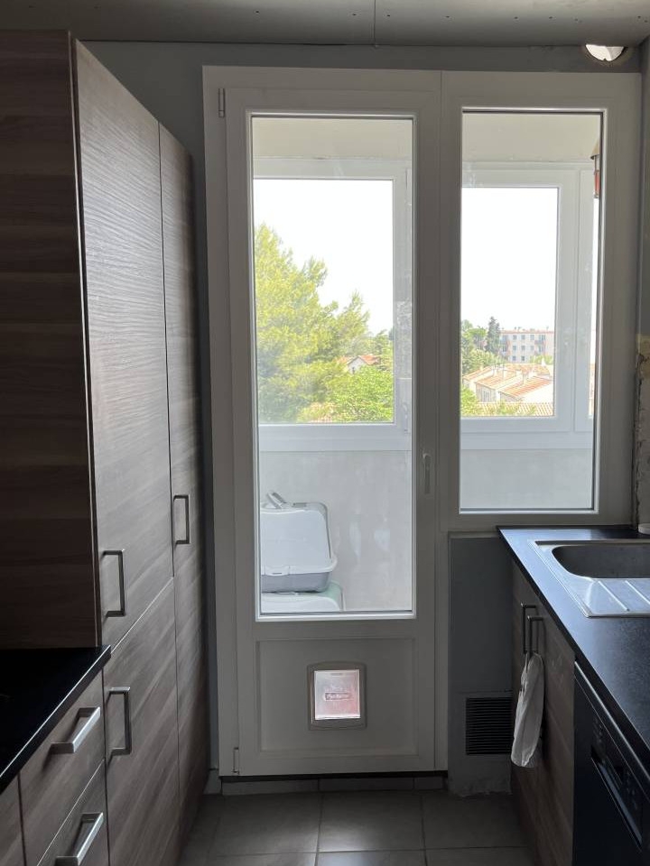 Installation d’un ensemble de menuiseries en PVC sur mesure à Avignon comprenant une porte-fenêtre un vantail avec soubassement et un fixe