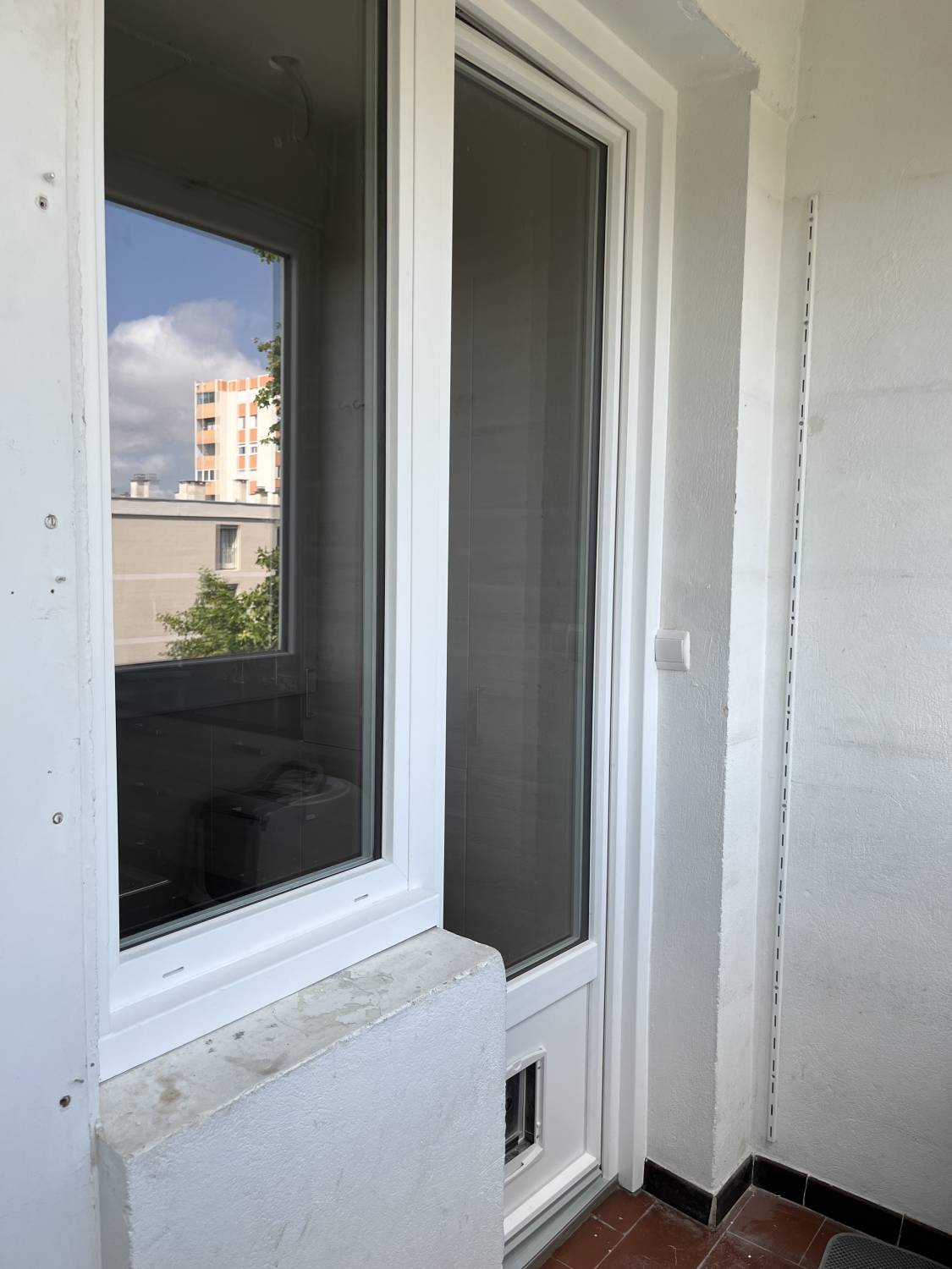 Remplacement d’une porte-fenêtre 1 vantail oscillo-battante et soubassement plein en PVC sur Avignon, avec chatière et châssis fixe vitré