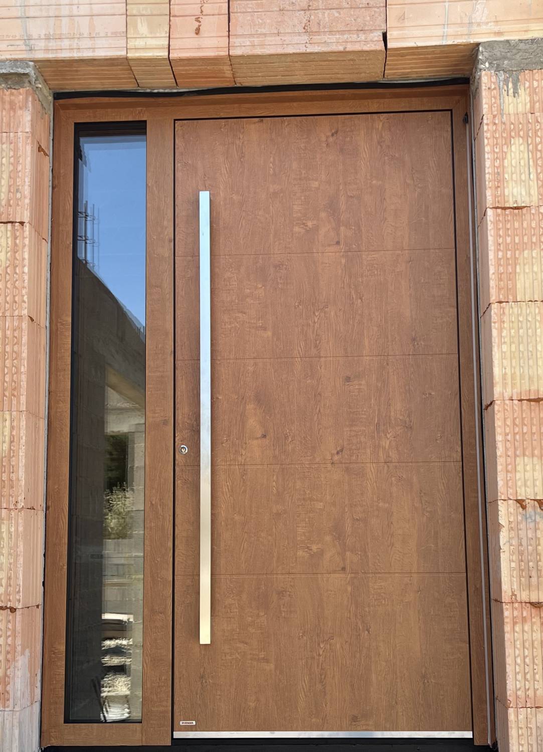 Installation d’une porte d’entrée en aluminium imitation bois à Caromb proche de Malaucène avec structure en carbone et partie fixe vitrée (84)