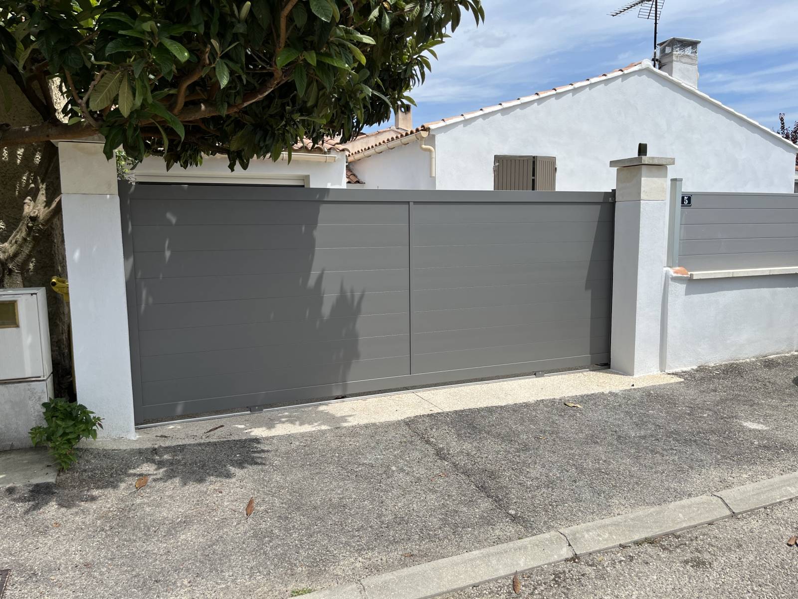 Retour positif de notre client Christophe B. suite à l'installation de son nouveau portail en aluminium et de sa porte de garage