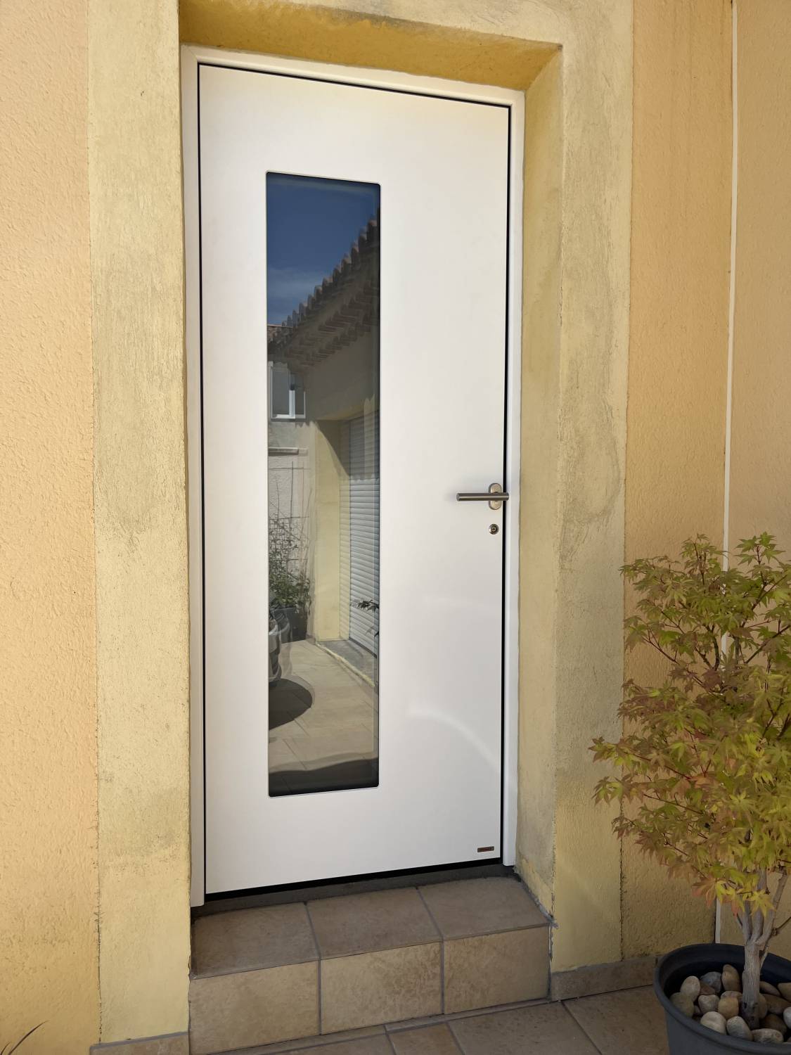 Pose d’une porte d’entrée blanche en aluminium sur Vedène près d’Avignon, avec structure en CarbonCore et triple vitrage de sécurité