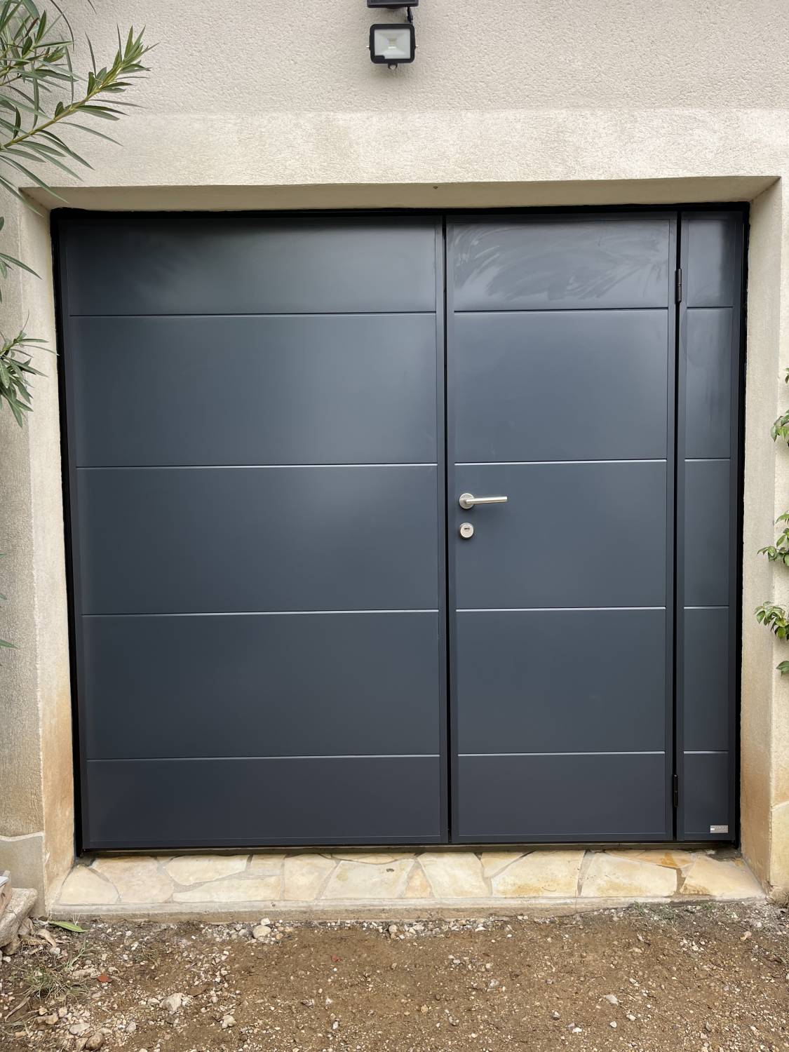 Installation d'une porte de garage basculante motorisée avec portillon intégré à Aubignan proche de Carpentras (84)