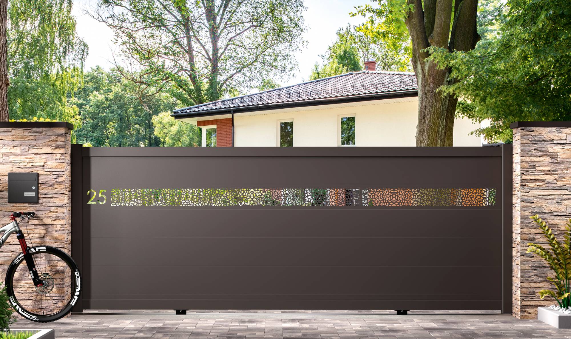 Portail coulissant avec motif décoratif en aluminium marronprès d'Avignon (84)