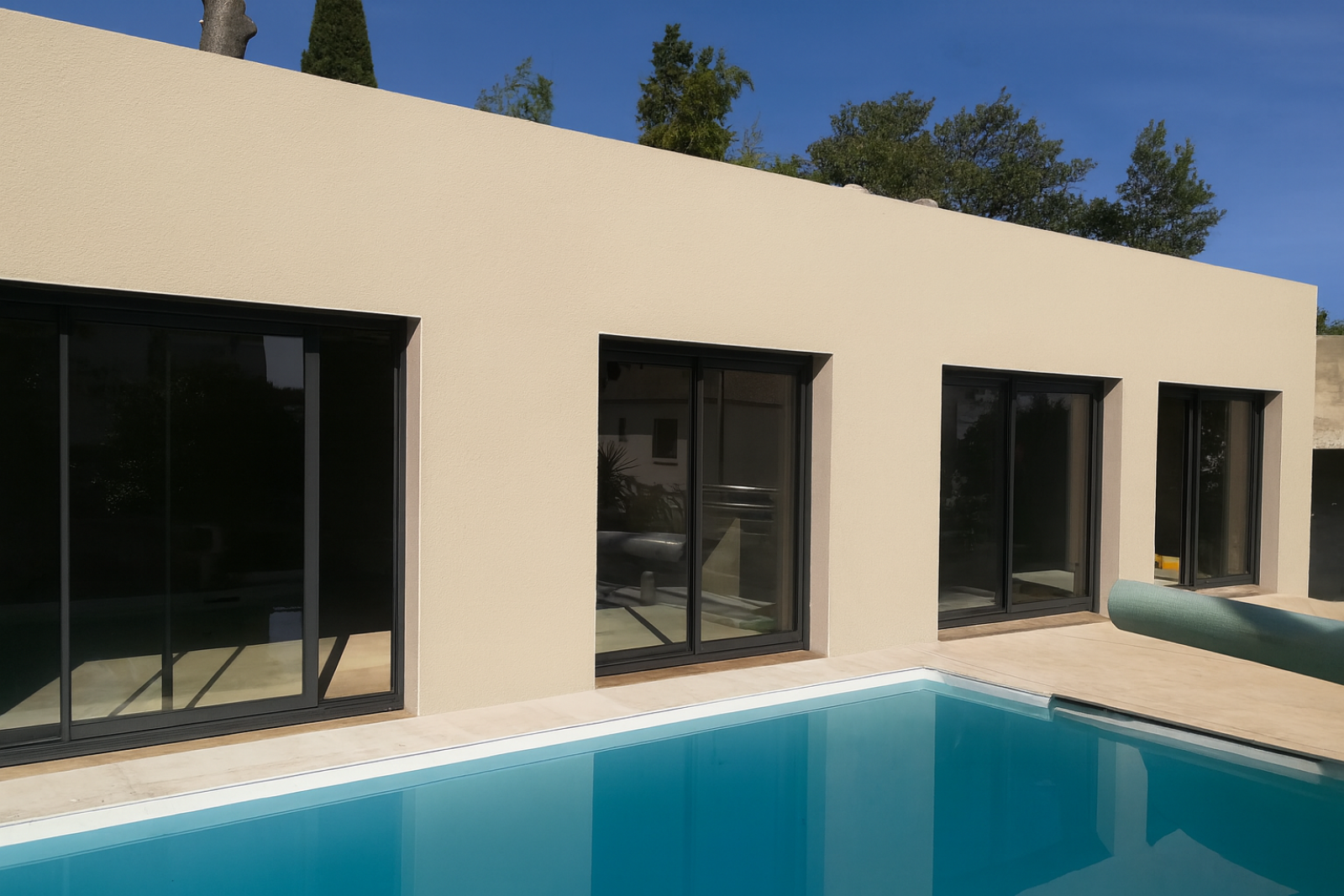 Pose d'une baie vitrée coulissante à 2 vantaux 2 rails en aluminium gris anthracite à Villeneuve les Avignon