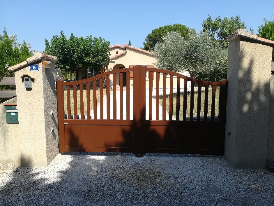 Installation d'un portail à deux vantaux en aluminium ajouré près de Sauveterre à Pujaut dans le Gard (30)