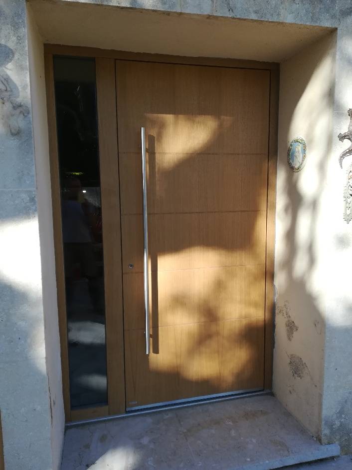 porte d'entrée contemporaine en chêne massif avec fixe vitrée à Verquières près de Saint Rémy de Provence (13)