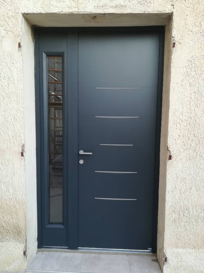 Rénovation d'une porte d'entrée en aluminium contemporaine avec semi-fixe latéral vitré et bicoloration à Entraigues sur Sorgues (84)