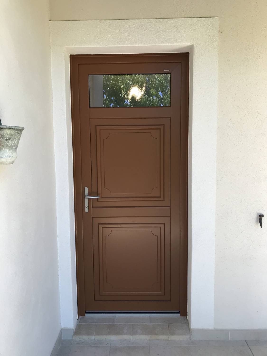 installation d'une porte d'entrée sur mesure en PVC aluminium avec moulures à Entraigues sur la Sorgue près de Monteux (84).