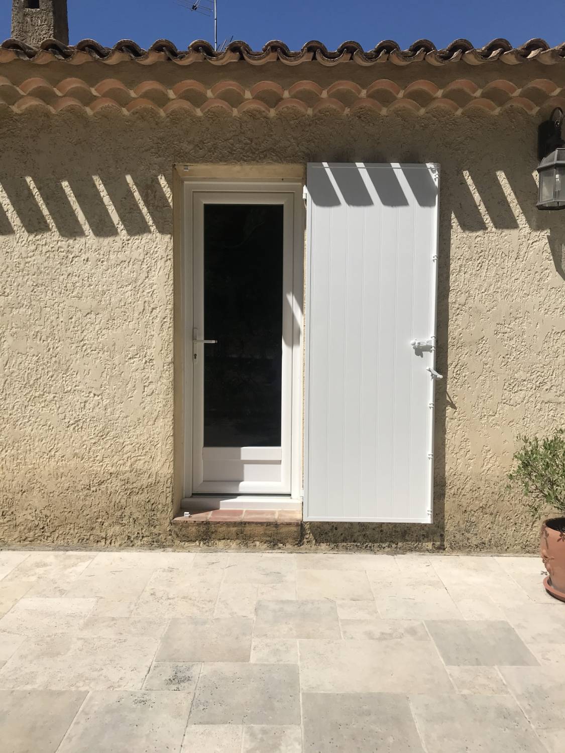 Réhabilitation de volets battants à 2 vantaux en aluminium isolant à lames verticales blanc à Barbentane près de Graveson (13)