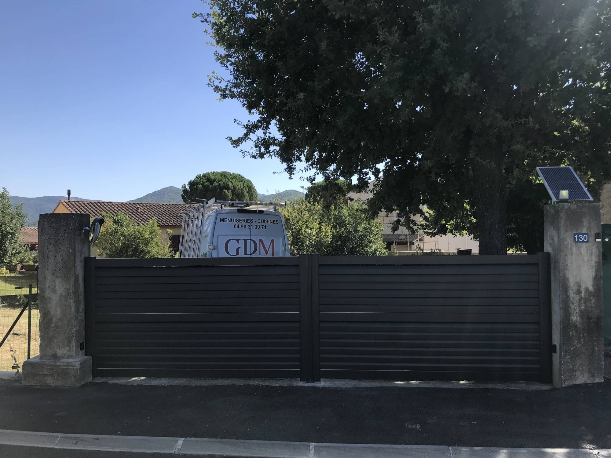Rénovation d'un portail à 2 battants motorisé sur mesure en aluminium et de fabrication francçaise à Vaison la Romaine proche du Mont Ventoux (84)