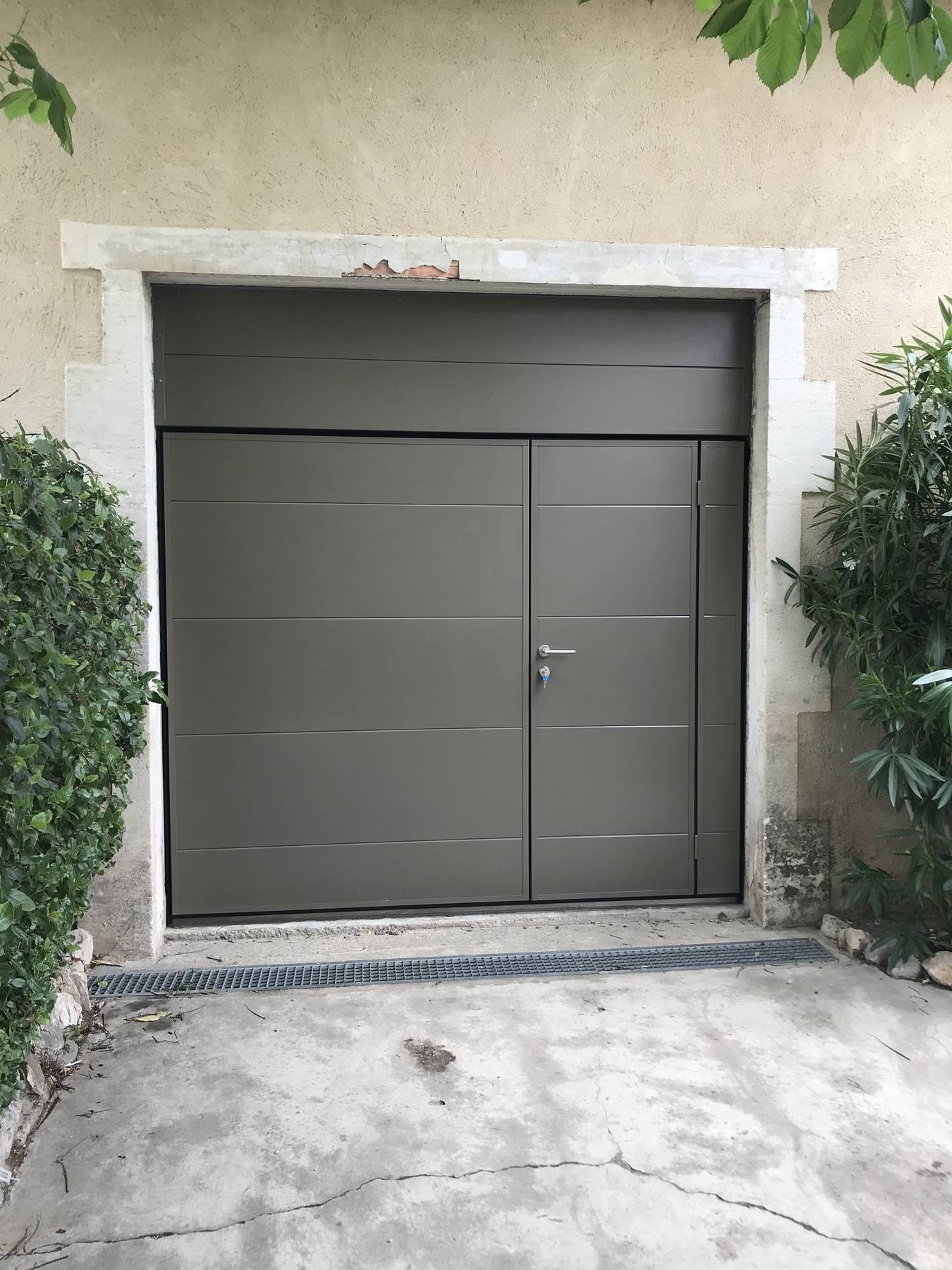 Pose d'une porte de garage basculante débordante motorisée avec portillon en aluminium à Eygalières près de Saint Rémy de Provence (13)