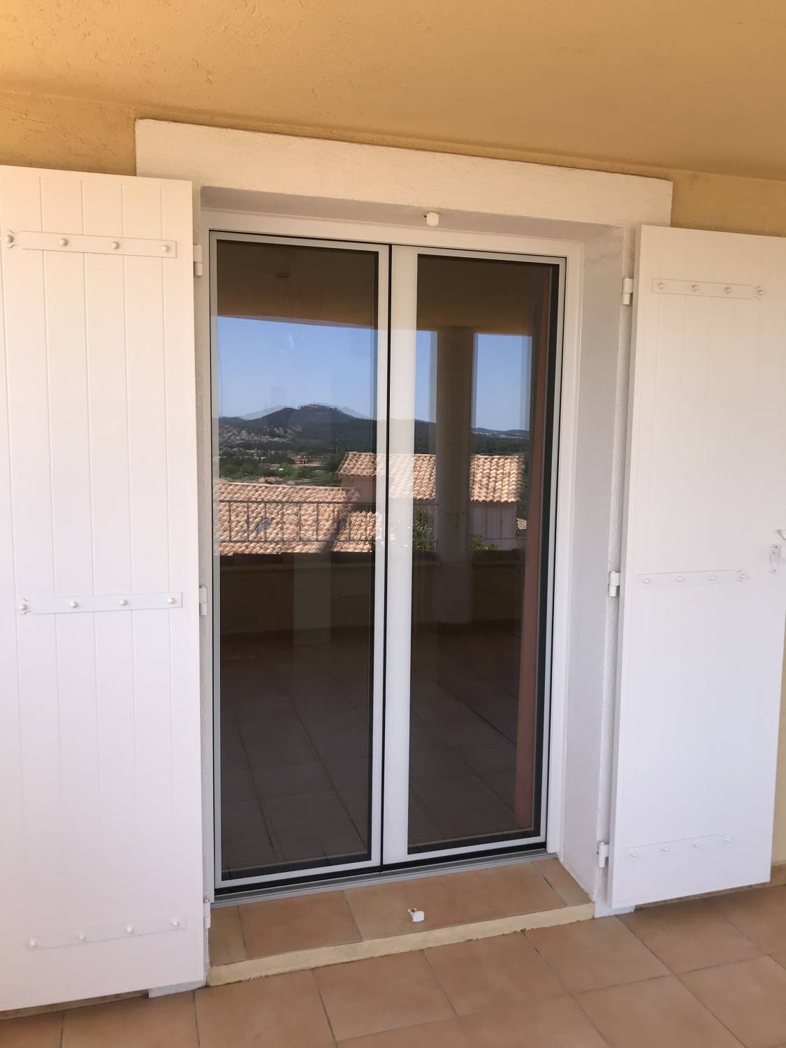 porte-fenêtre oscillo-battante en aluminium blanc avec bord émaillé triple vitrage proche de Bandol dans le 83