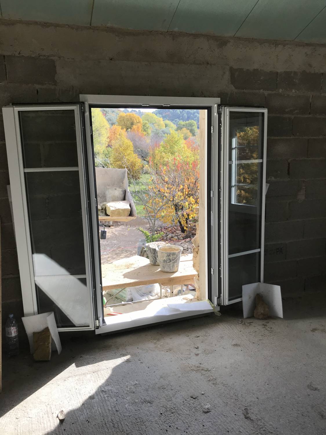 Porte fenêtre 2 vantaux en alu blanche avec petits bois intégrés à La Roque sur Pernes près de Venasque (84)