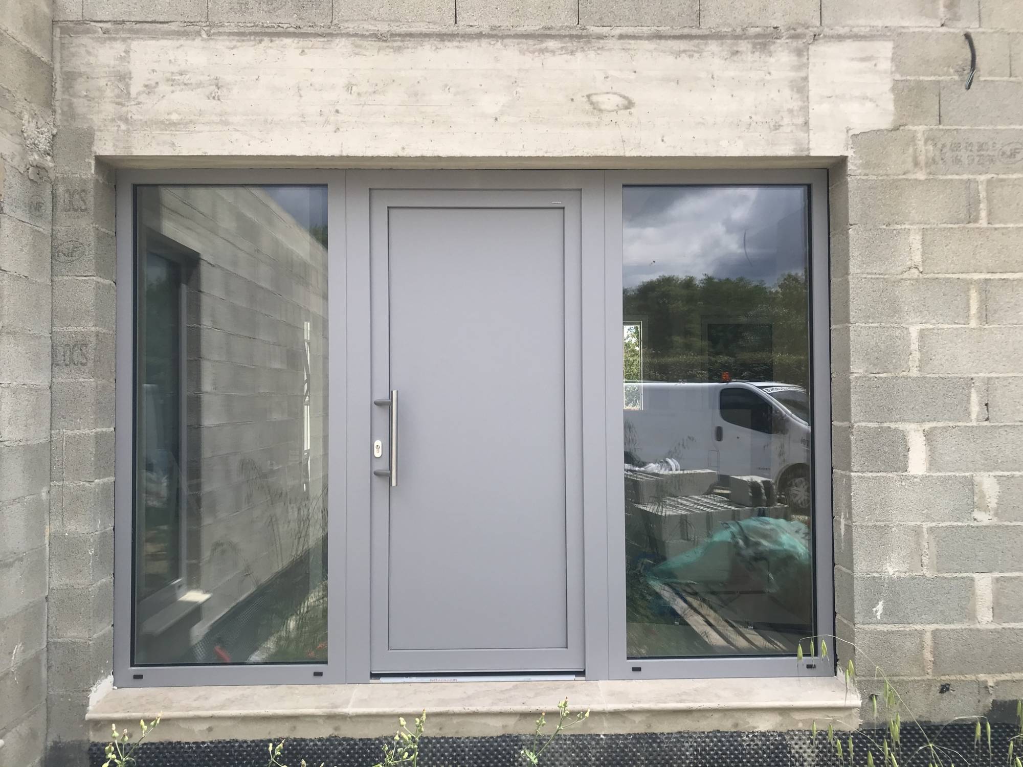 Mise en place d'une porte d'entrée en PVC Aluminium avec 2 châssis fixes en verre à Saint Saturnin les Apt proche de Roussillon (84)