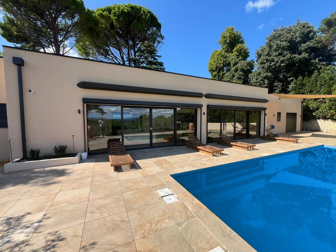 Pose de baie vitrée coulissante à levage en aluminium sur mesure à Villeneuve-lès-Avignon avec 2 vantaux ouvrants et 2 fixes latéraux