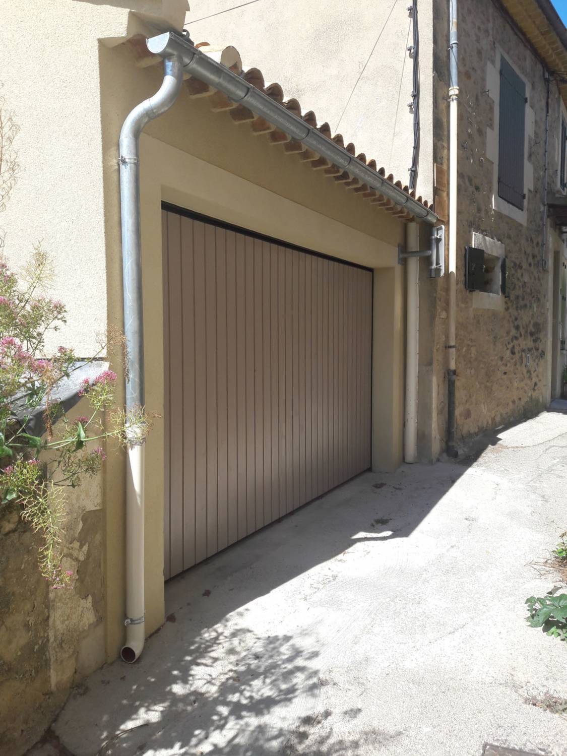 Rénovation d'une porte de garage basculante non débordante aspect bois à Cucuron proche de Salon de Provence