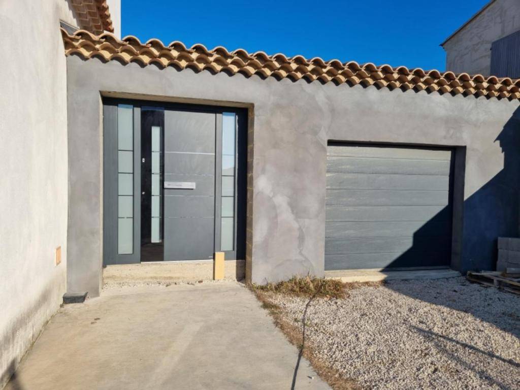 Pose d'une porte d'entrée de maison contemporaine sur mesure en aluminium haut de gamme à Sauveterre près de Pujaut dans le Gard (30)