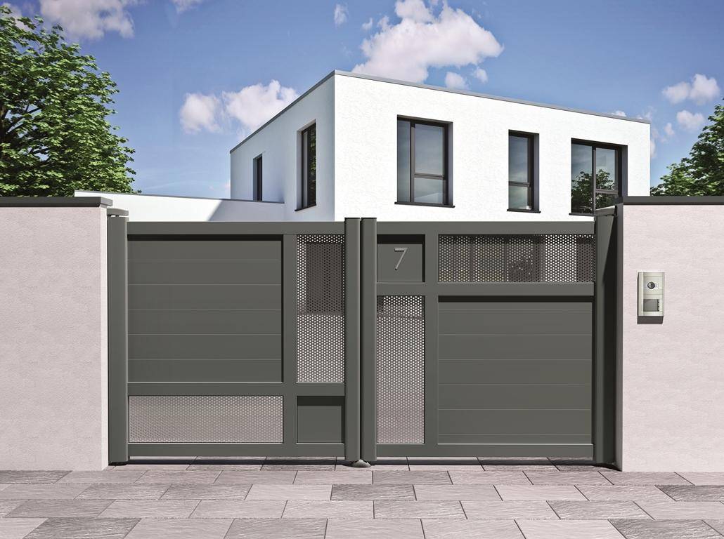 Portail battant en aluminium gris avec numéro de rue intégréeTschoeppé