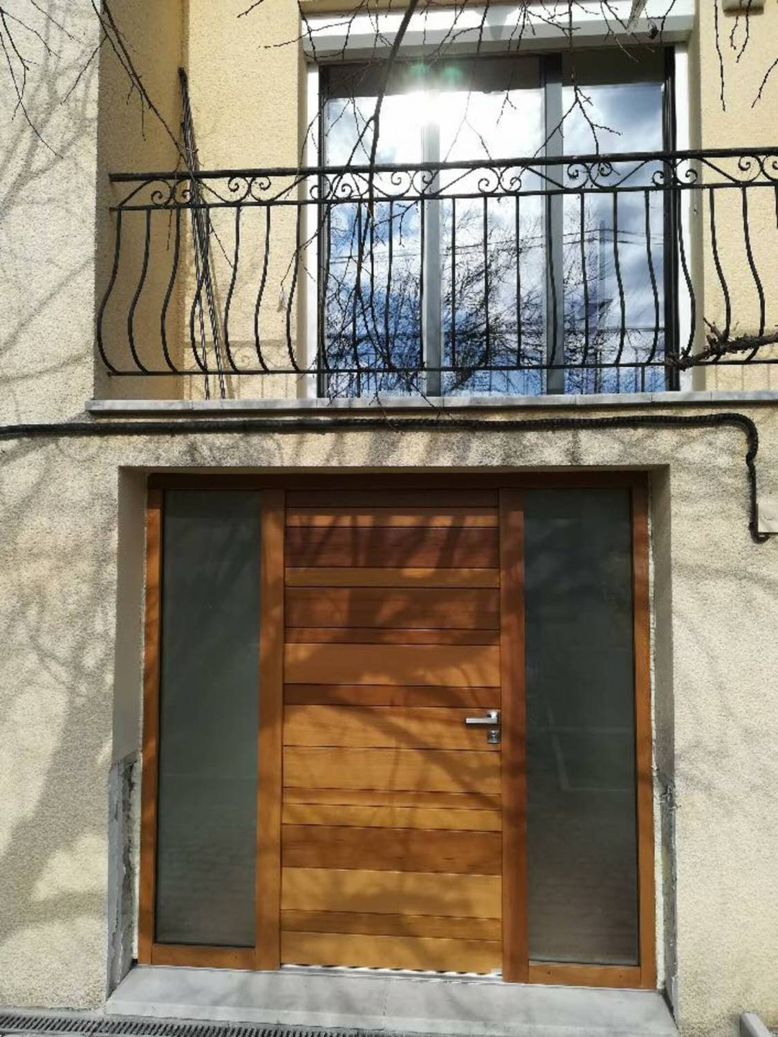 Pose d'une porte d'entrée en bois à 1 vantail avec châssis latéraux vitrés à Lachau près de Buis les Baronnies (26)