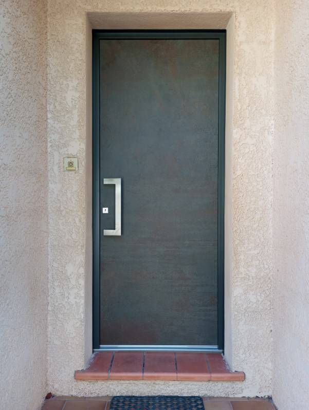 Installation de Porte d'Entrée en Céramique et Aluminium Haut de Gamme sur Aix en Provence, Marque Finstral avec Paumelles Cachées