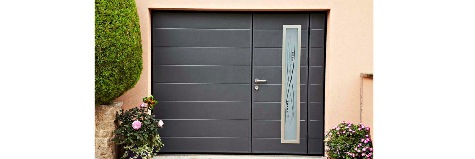 Porte de garage basculante avec portillon et hublot dans le Vaucluse (Vedène)