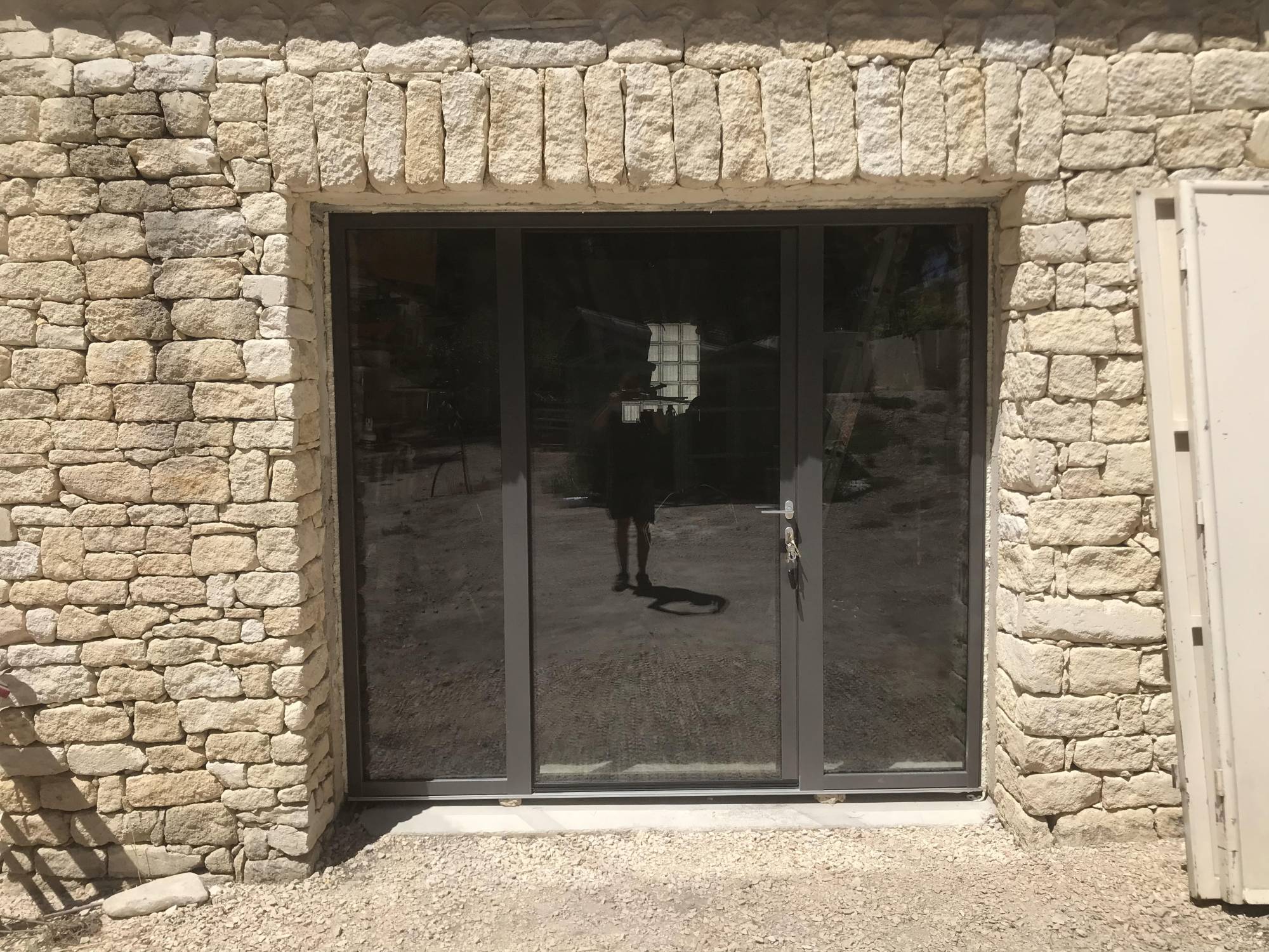 Rénovation d'une porte d'entrée en acier 2 vantaux par une porte d'entrée vitrée en aluminium haut de gamme Finstral à Mouriès près de Maussane les Alpilles (13)