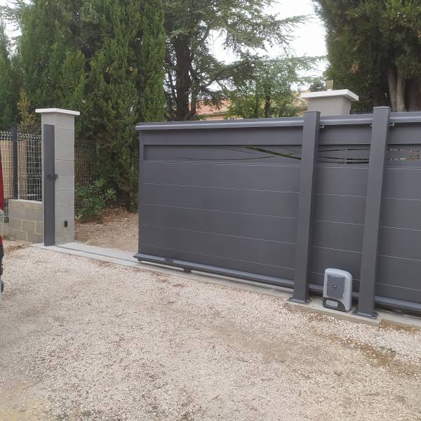 Mise en place d'un portail coulissant sur rail motorisé avec pose dans le Vaucluse près de Vedène