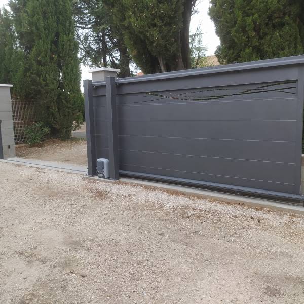 Portail coulissant en aluminium sur mesure motorisé près de Tulette (Sainte Cécile les Vignes) 84- 26